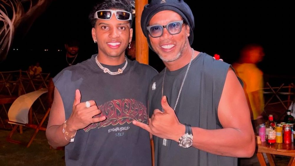 Rodrygo Goes junto a Ronaldinho en una de las playas de Pernambucano.