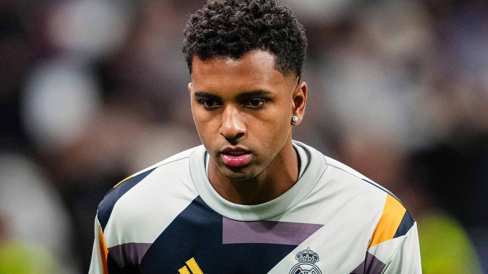 Rodrygo serio en calentamiento