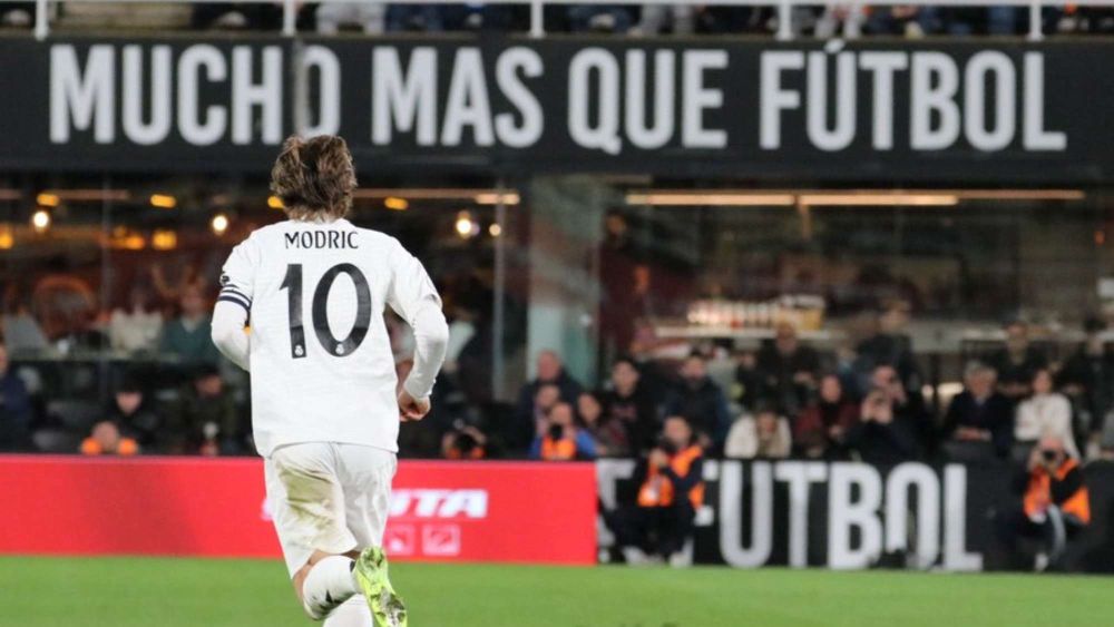 Modric con el lema "mucho más que fútbol"