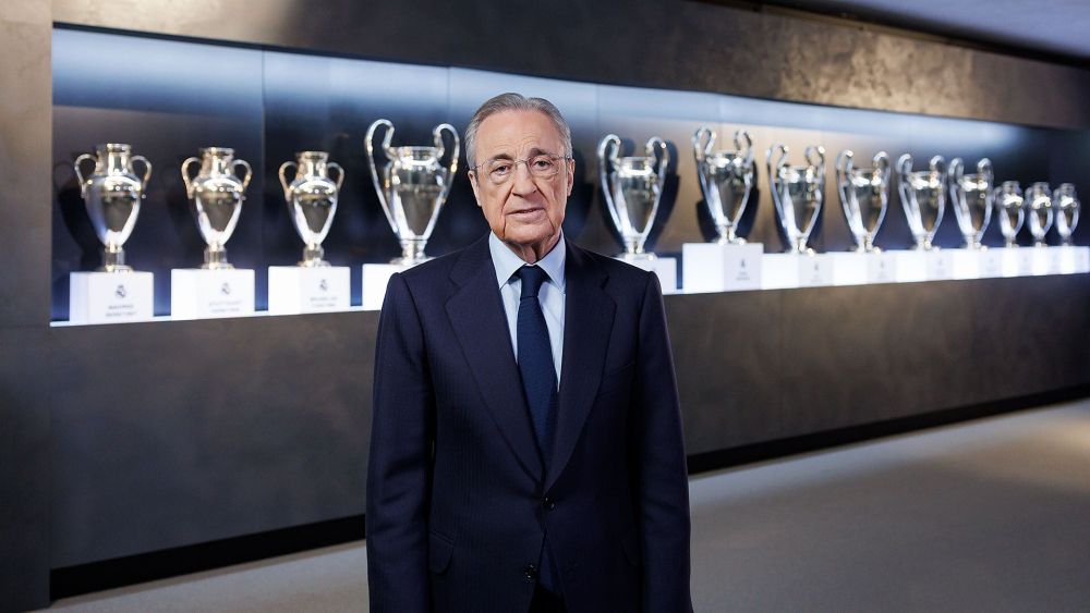 Florentino en la sala de trofeos del Santiago Bernabéu