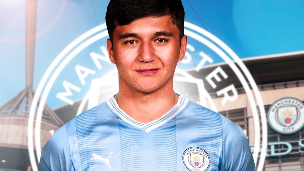 Khusanov con la camiseta del Manchester City