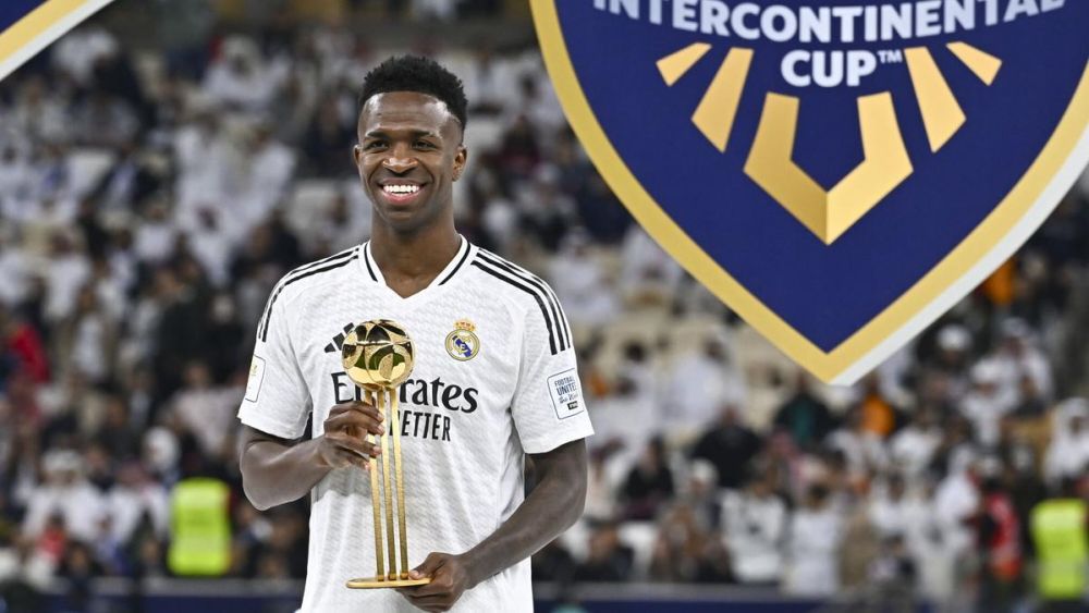 Vinicius levantando un trofeo esta temporada