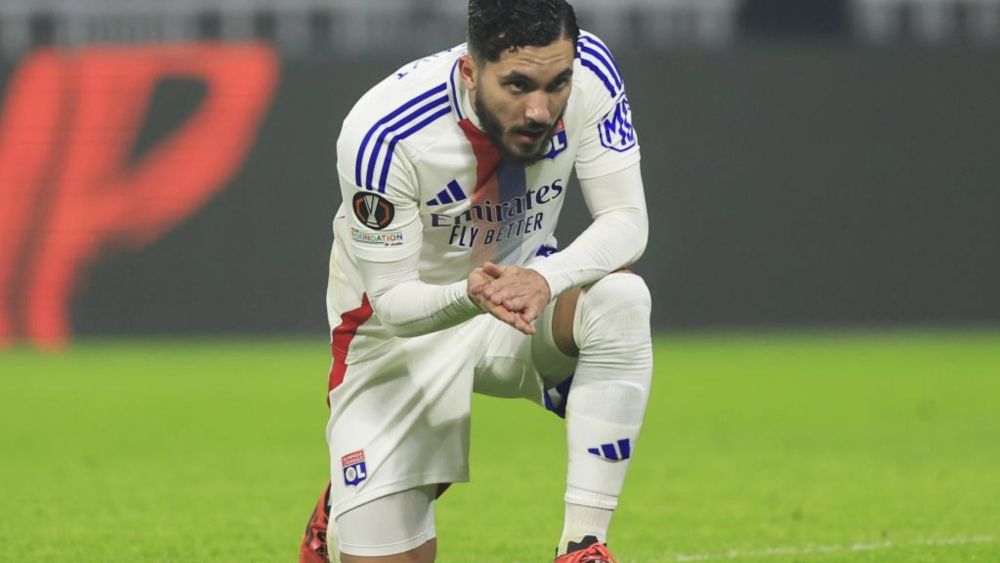 Rayan Cherki durante un partido con el Lyon