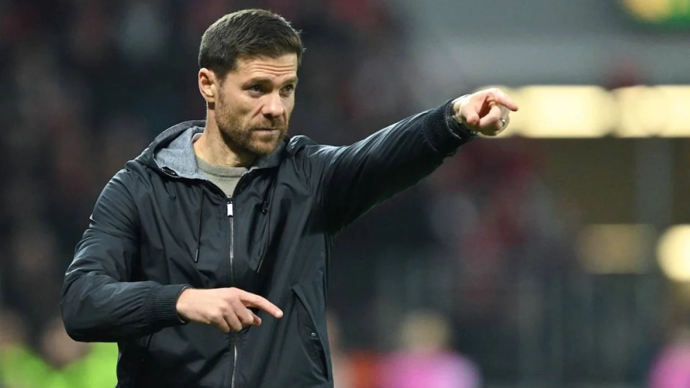 Xabi Alonso dando instrucciones