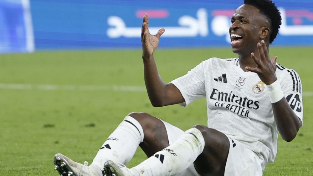 Vinicius quejándose en el suelo con el Real Madrid