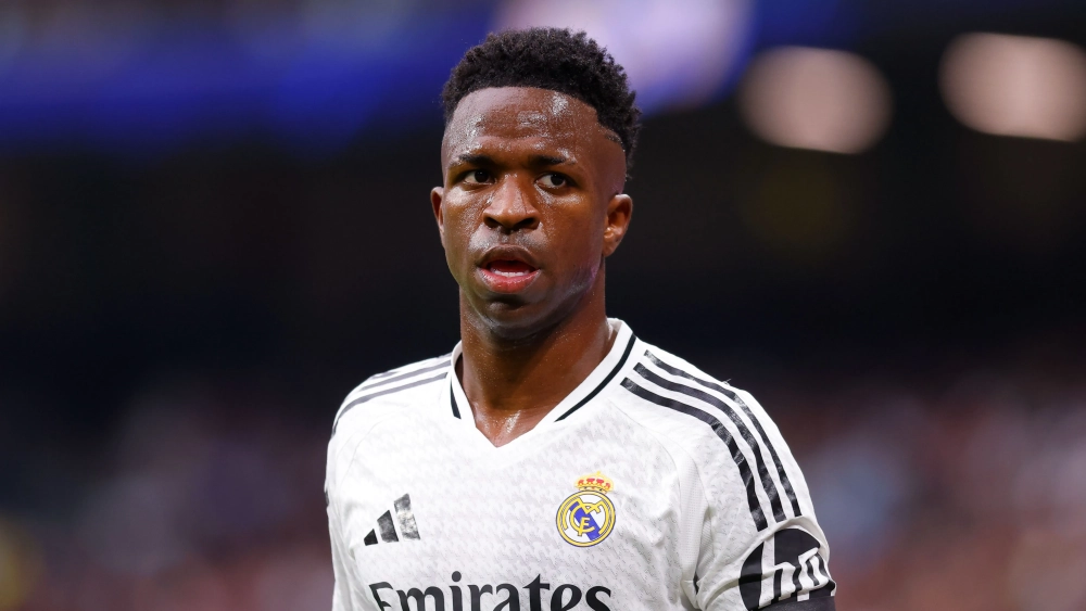 Vinicius pendiente de algo en un partido con el Real Madrid