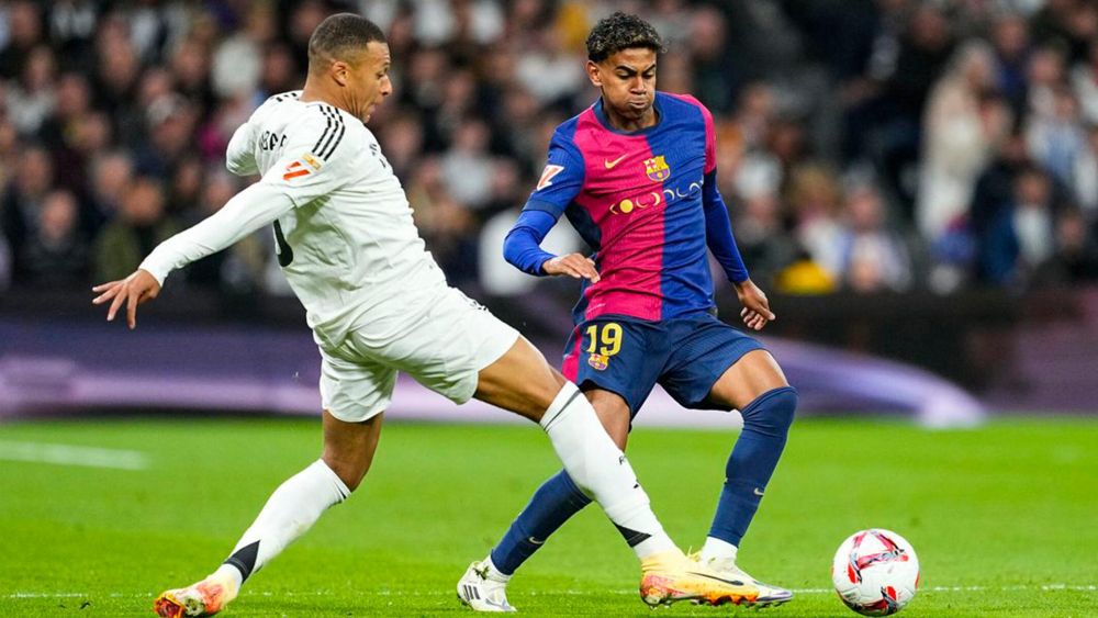 Mbappé disputando un balón con Lamine Yamal