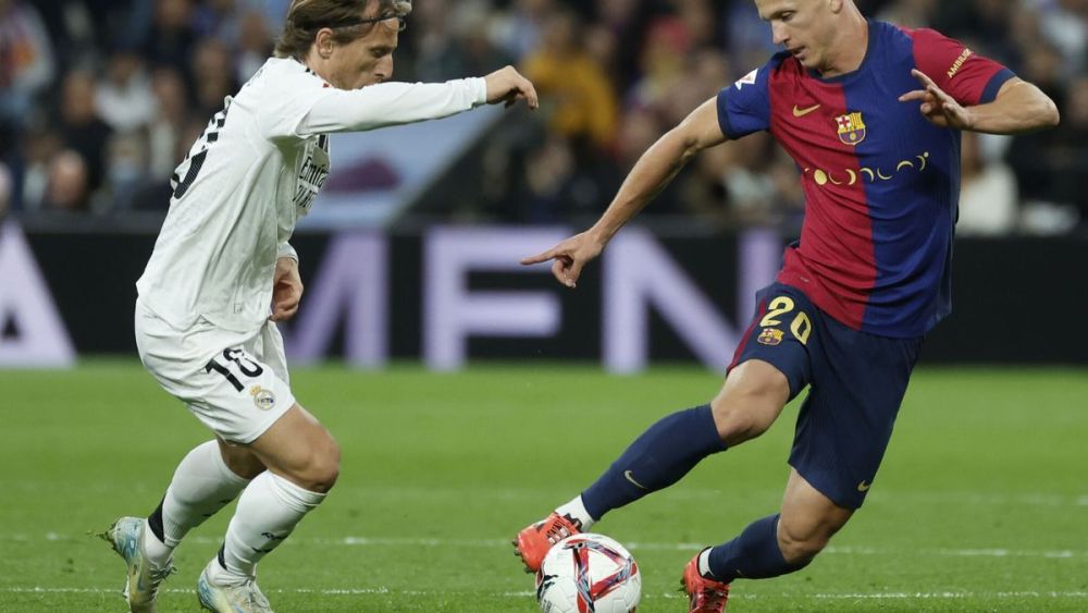 Luka Modric y Dani Olmo jugando en un Clásico