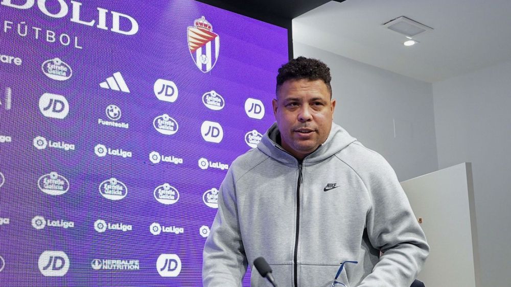 Ronaldo serio en rueda de prensa