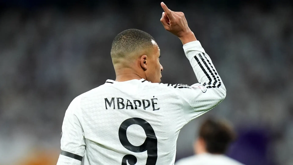 Mbappé de espaldas con el Real Madrid