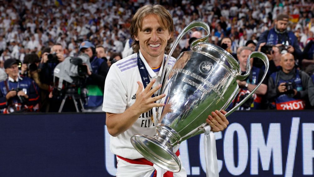 Modric con el trofeo de la Champions League