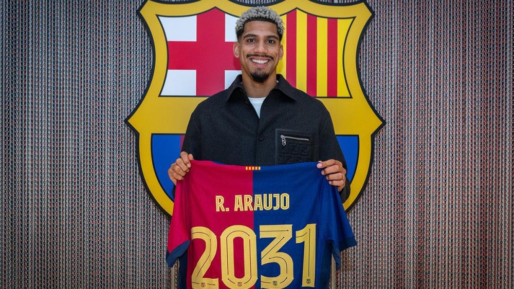 Ronlad Araújo posando con la camiseta de su renovación