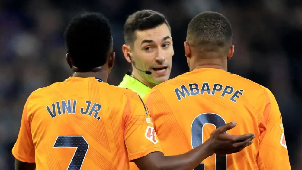 Mbappé y Vinicius hablando con el árbitro durante el partido