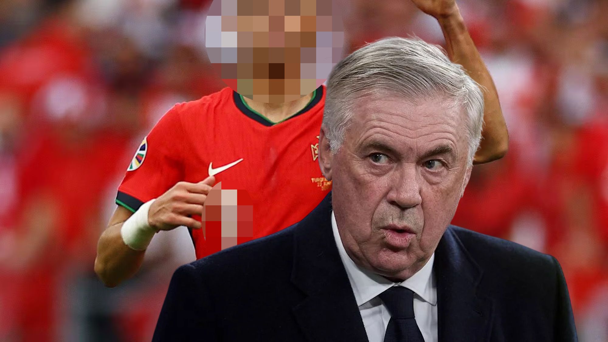 Carlo Ancelotti serio con jugador de incógnito