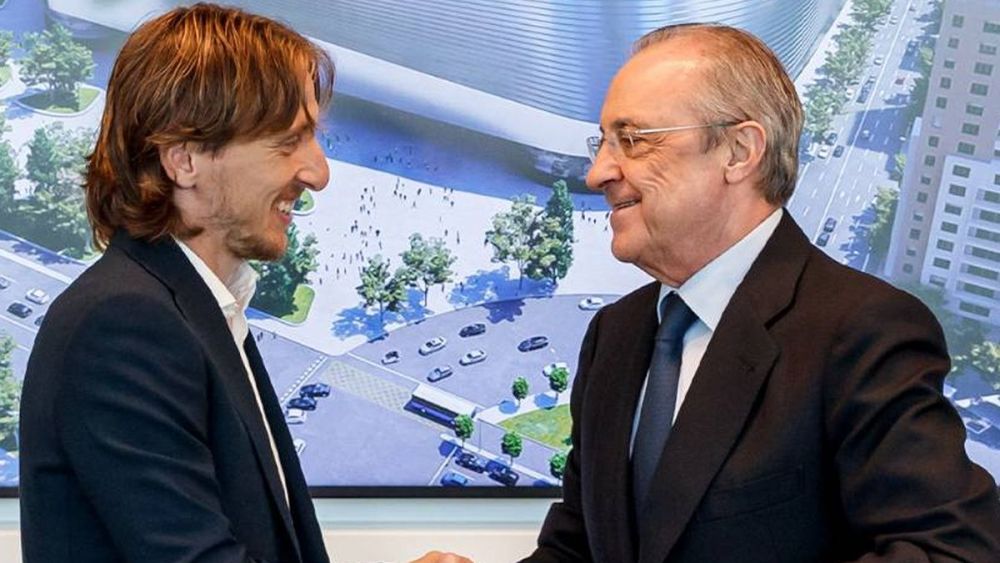 Florentino y Modric dándose la mano