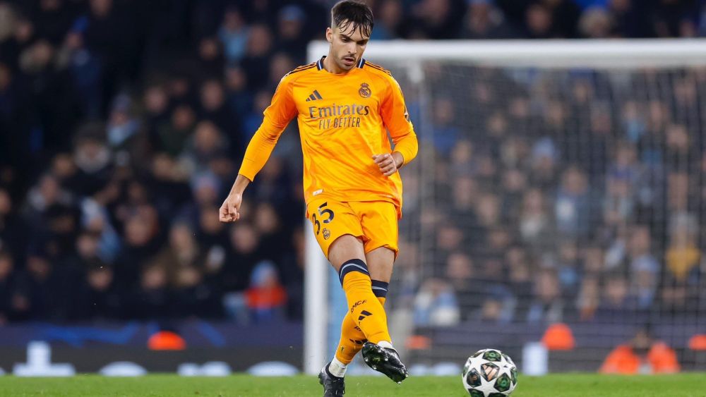 Raúl Asencio completó uno de sus mejores partidos con la camiseta del Real Madrid.