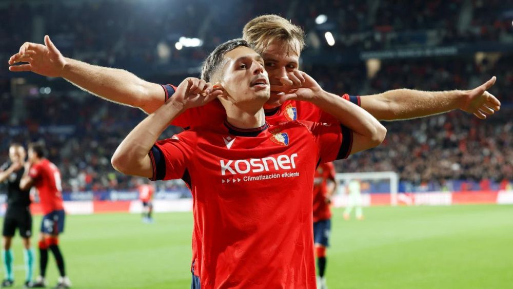 Bryan Zaragoza celebrando un gol con Osasuna