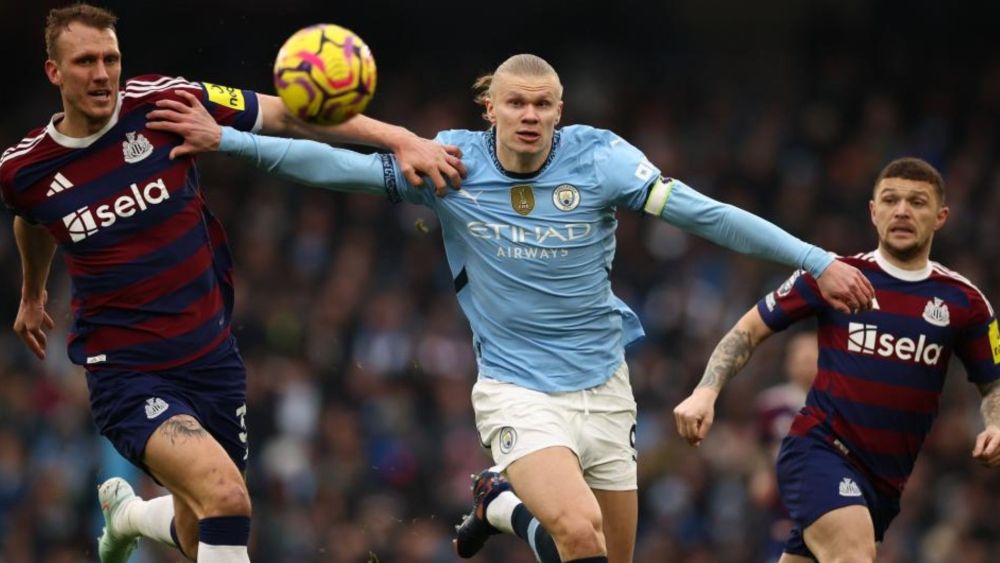 Haaland luchando un balón en un partido de la Premier League