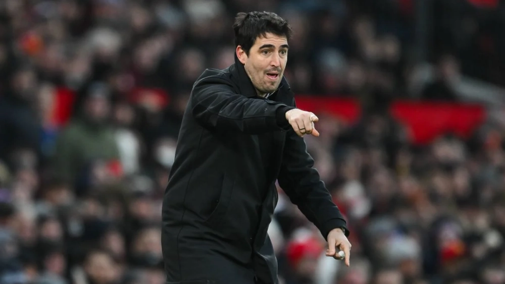 Andoni Iraola dirigiendo un partido