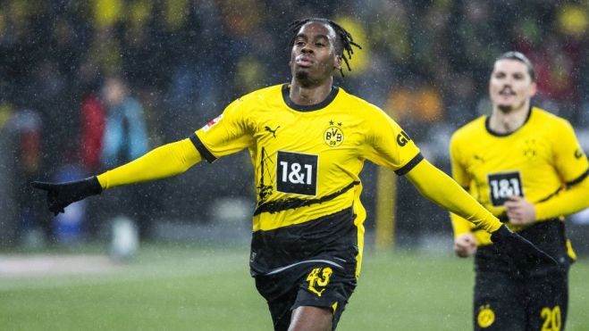 Jamie Bynoe Gittens con el Borussia Dortmund